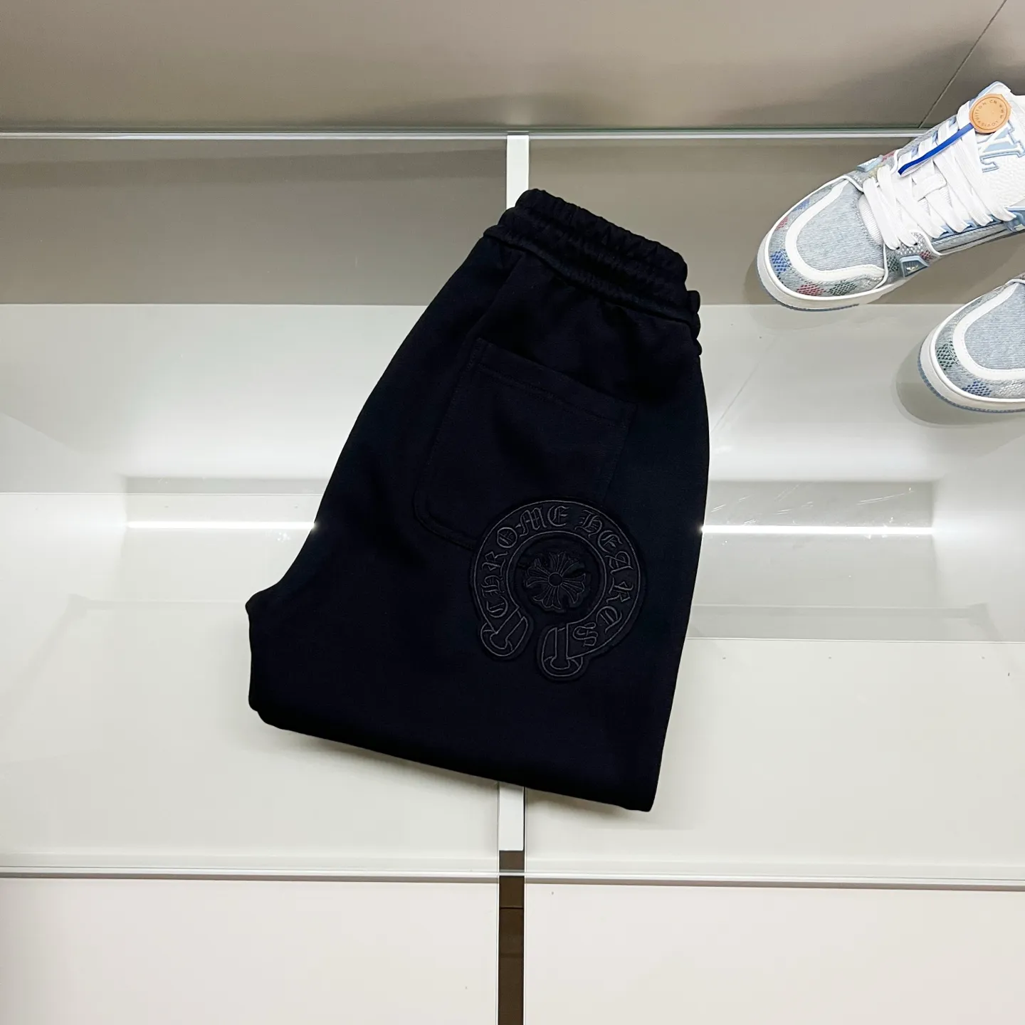 P260 chromehearts/Chrome Hearts Selection 400 custom fabric sweatpants, patched horseshoe Sanskrit cross ✝️LOGO embroidery🪡 process, official synchronization, 1:1 original mold opening, fashionable personality, versatile trend, pure original quality, original washed fabric, tag, collar label, washed wheat, complete three labels, color: black, gray. Size: M-3XL